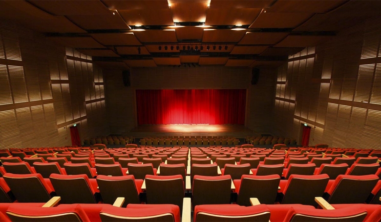 Una platea teatrale con palcoscenico sullo sfondo